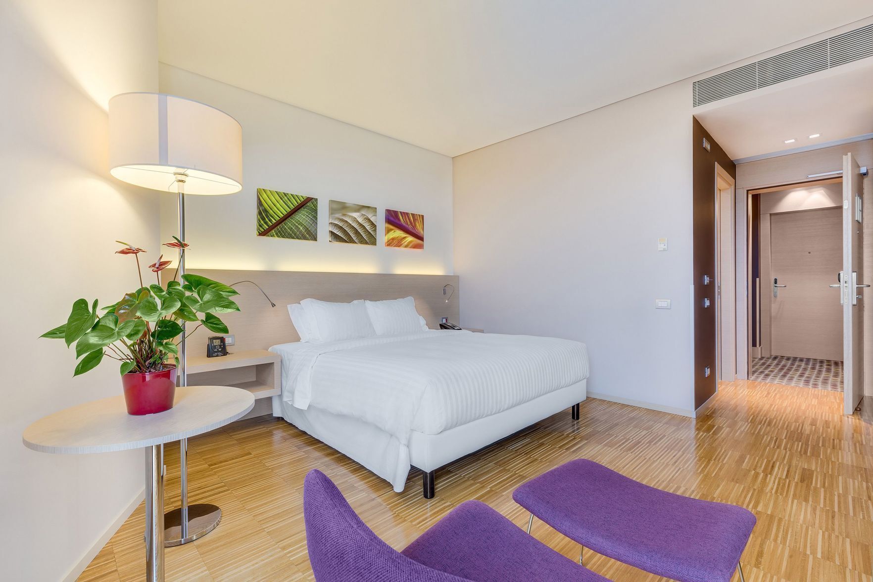 Peralatan tempat tidur premium, gebar bulu kapas, peti besi dalam bilik 