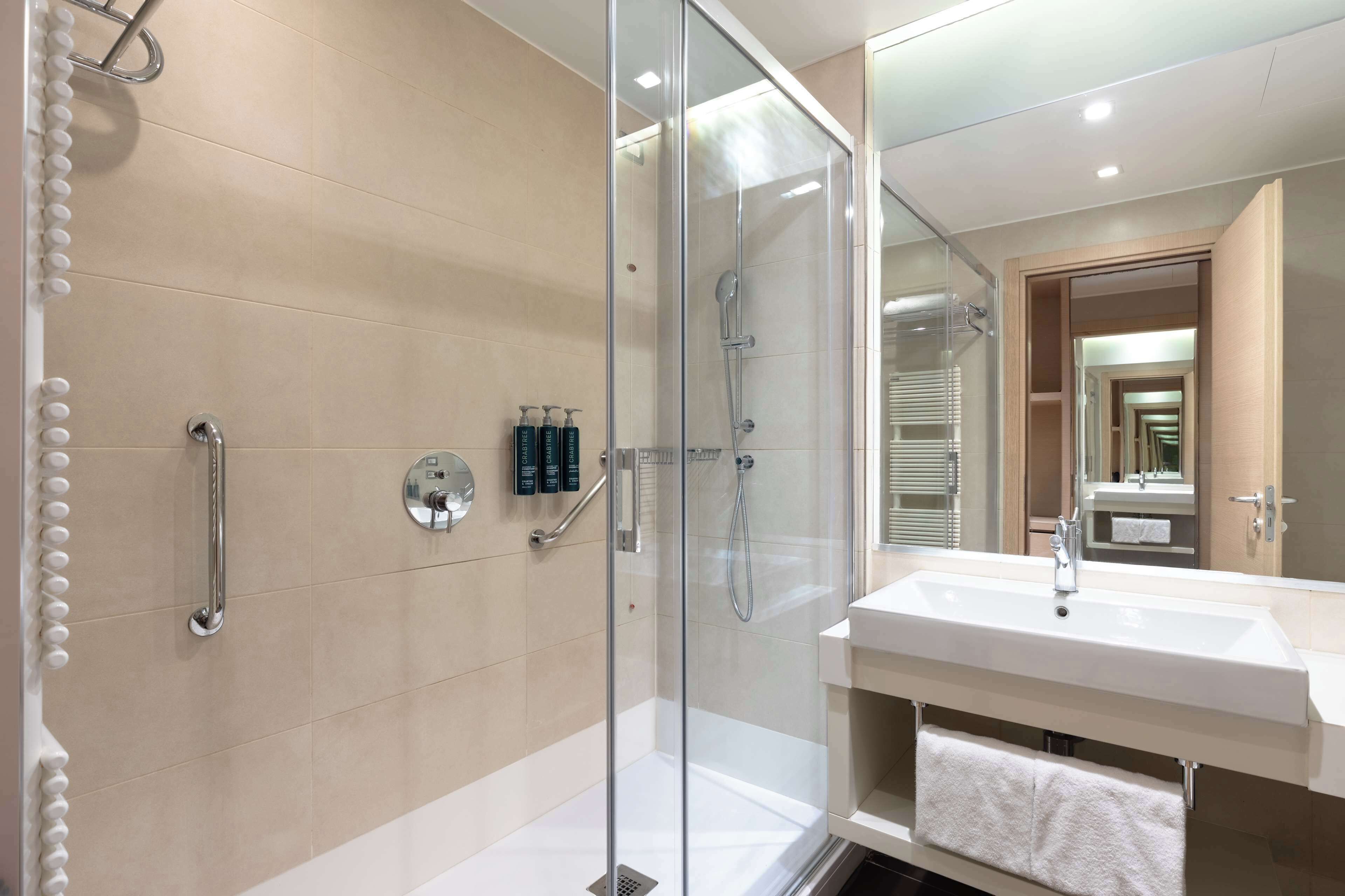 Douche, douche à « effet pluie », sèche-cheveux, bidet