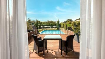 Habitación superior, 1 cama King size, balcón | Ropa de cama de alta calidad y edredón