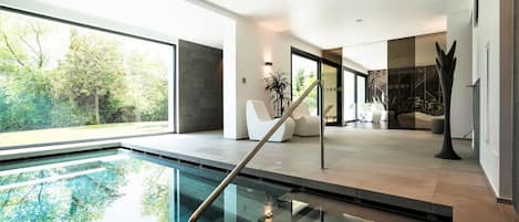 Salas de tratamiento para parejas, sauna y tina de hidromasaje