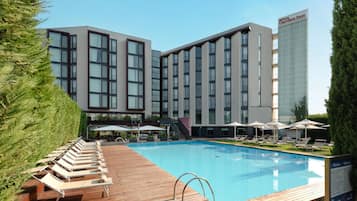 Alberca al aire libre por temporada y sombrillas en la alberca