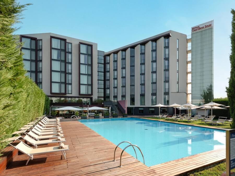 Kauden mukainen ulkouima-allas avoinna 8.00–19.00, aurinkovarjoja