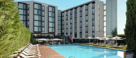 Seasonal outdoor pool, open 8:00 AM to 7:00 PM, pool umbrellas