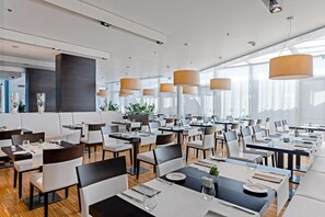 Breakfast, lunch, dinner served; Italian cuisine, garden views  - Hilton Garden Inn Venice Mestre San Giuliano (Mestre)