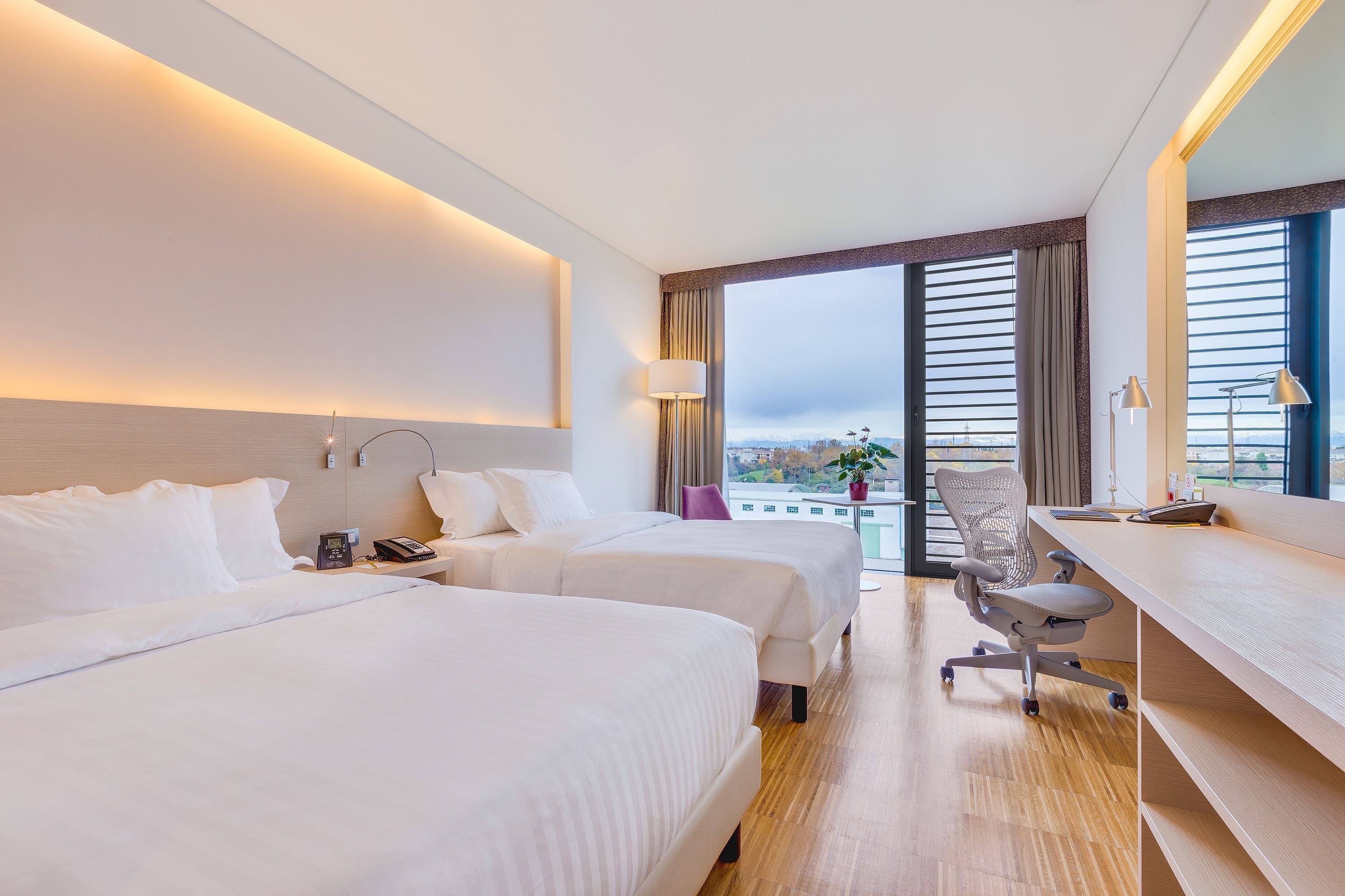 Peralatan tempat tidur premium, gebar bulu kapas, peti besi dalam bilik 