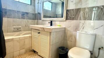 Duschwanne, kostenlose Toilettenartikel, Haartrockner, Bidet