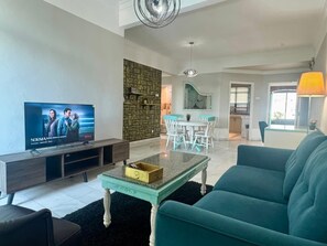 Televisión, chimenea, reproductor de DVD y tenis de mesa 