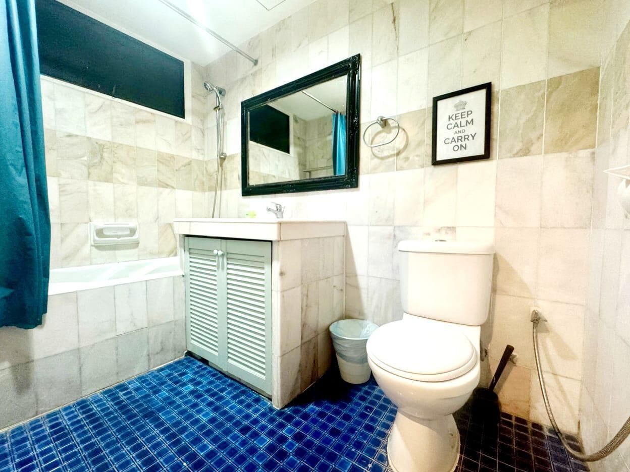 Un baño con inodoro, lavabo y bañera.