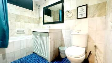 Un baño con inodoro, lavabo y bañera.