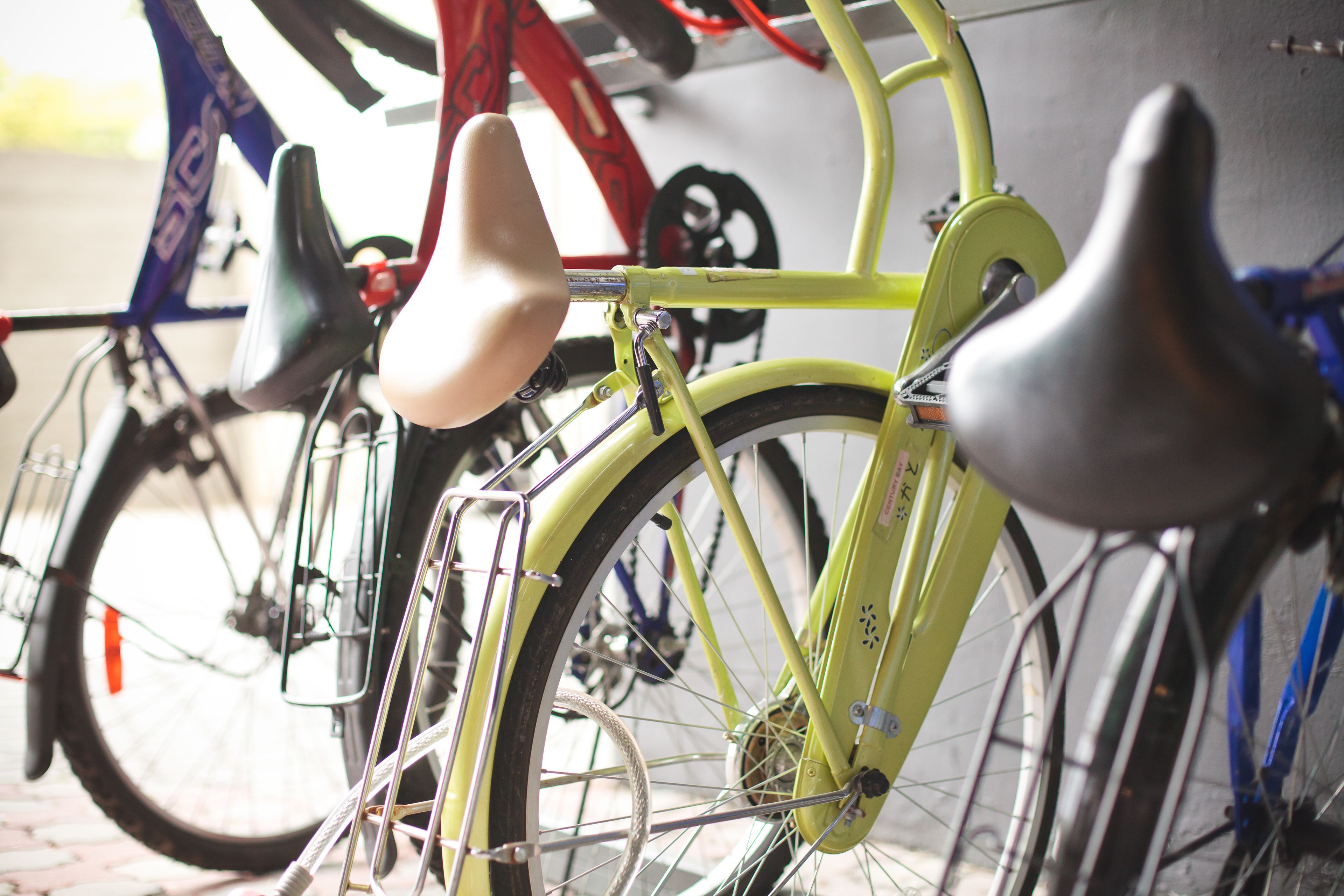 Een fiets met zadel en stuur, onderdeel van een fietsenrek.