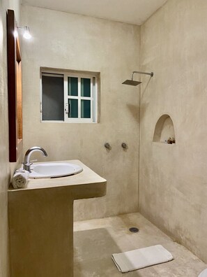 Suite | Bathroom | Shower, rainfall showerhead, free toiletries, hair dryer - Maison Tulum (Tulum)
