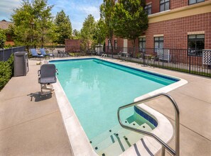 시즌별로 운영되는 야외 수영장, 07:00 ~ 22:00 오픈, 수영장 파라솔, 일광욕 의자