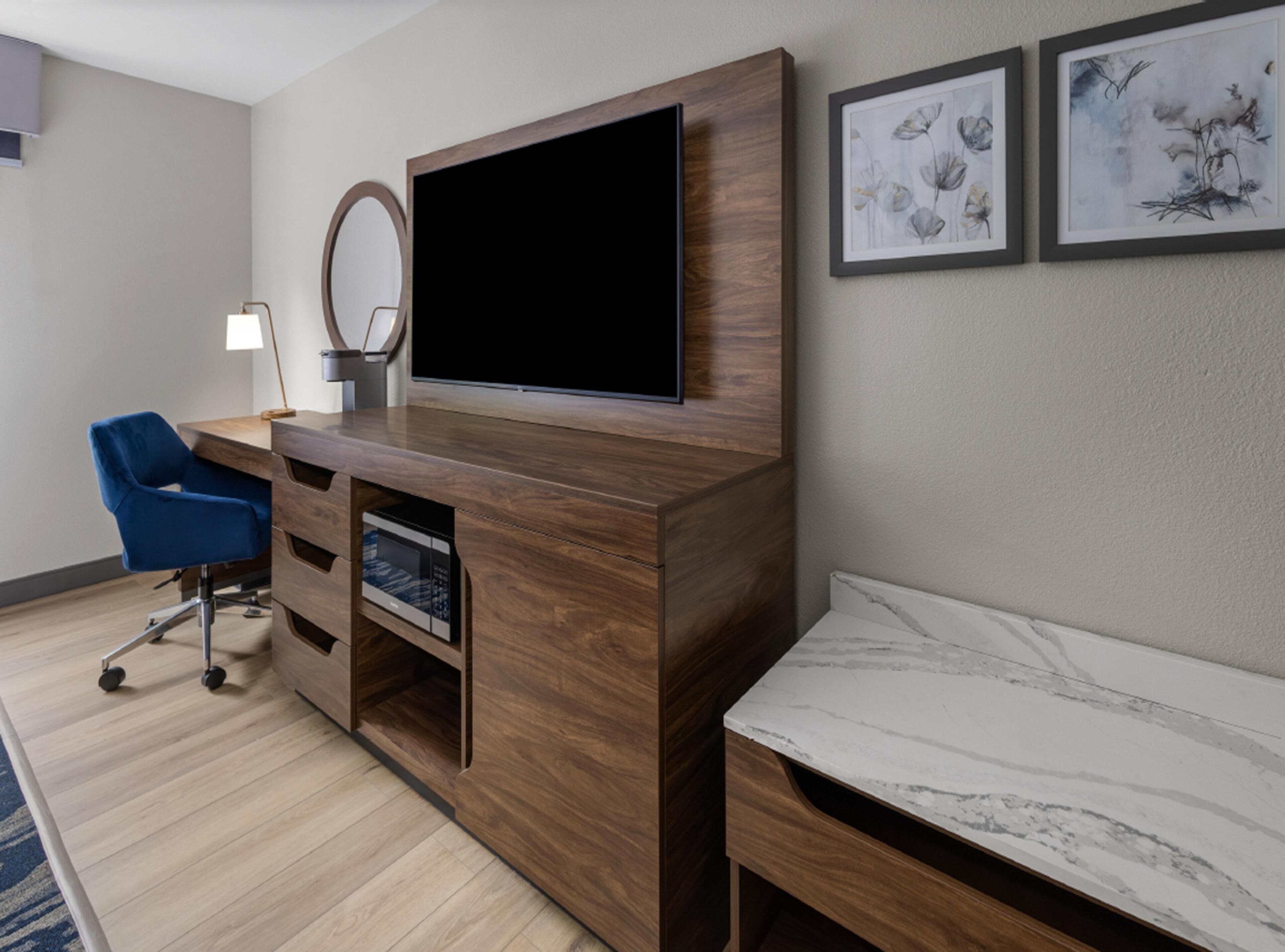 Klassieke kamer, 2 queensize bedden, niet-roken | Een bureau, een laptopwerkplek, verduisterende gordijnen