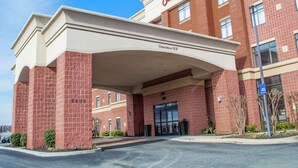 A Hampton Inn & Suites building with a clear entrance, a sign indicating a 15' clearance, and a brick facade. - Hampton Inn & Suites Richmond/Glenside (Richmond)