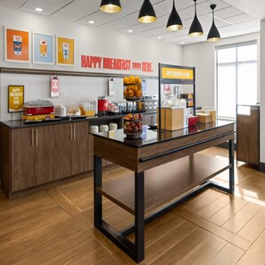 A breakfast area with a counter, a coffee machine, and a fruit display. - Hampton Inn & Suites Richmond/Glenside (Richmond)