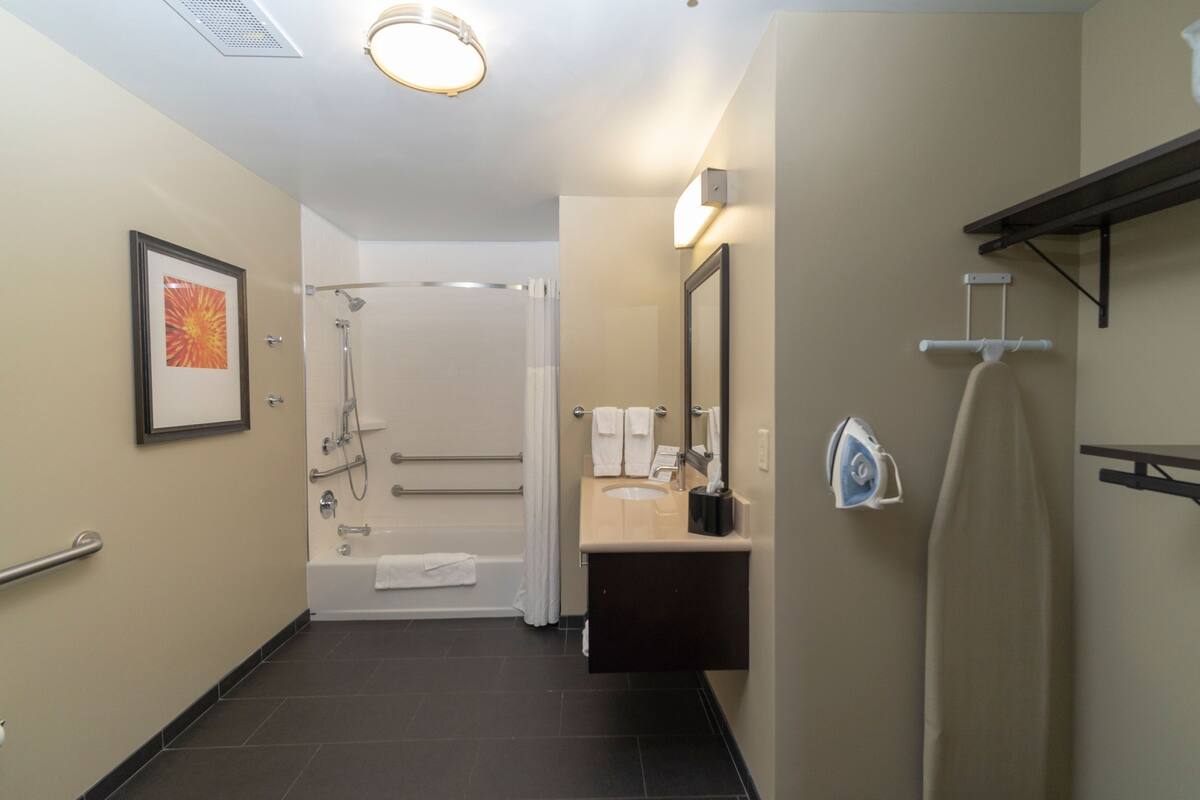 Studio, 1 Tempat Tidur King dengan tempat tidur Sofa (Hearing Accessible) | Kamar mandi | Kombinasi shower/bathtub dan perlengkapan mandi gratis