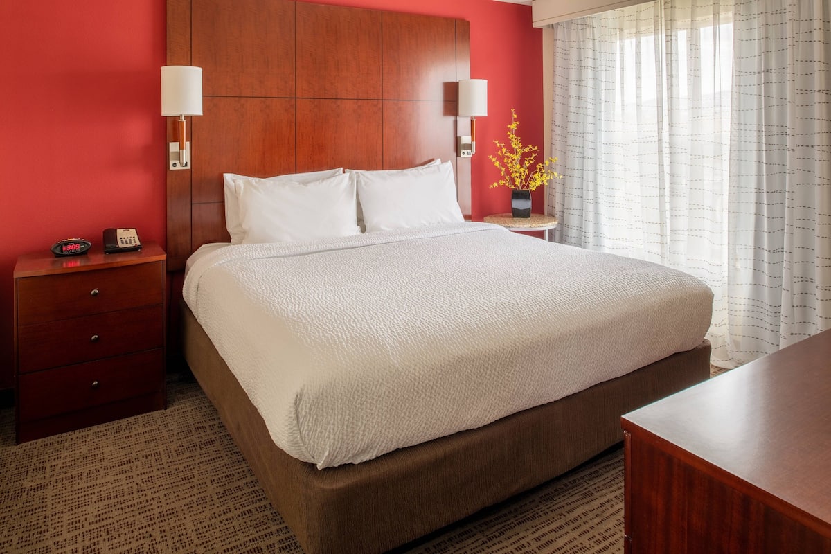 suite, 1 bedroom, non smoking (fireplace) | 1 bedroom, desk, blackout curtains, iron/ironing board