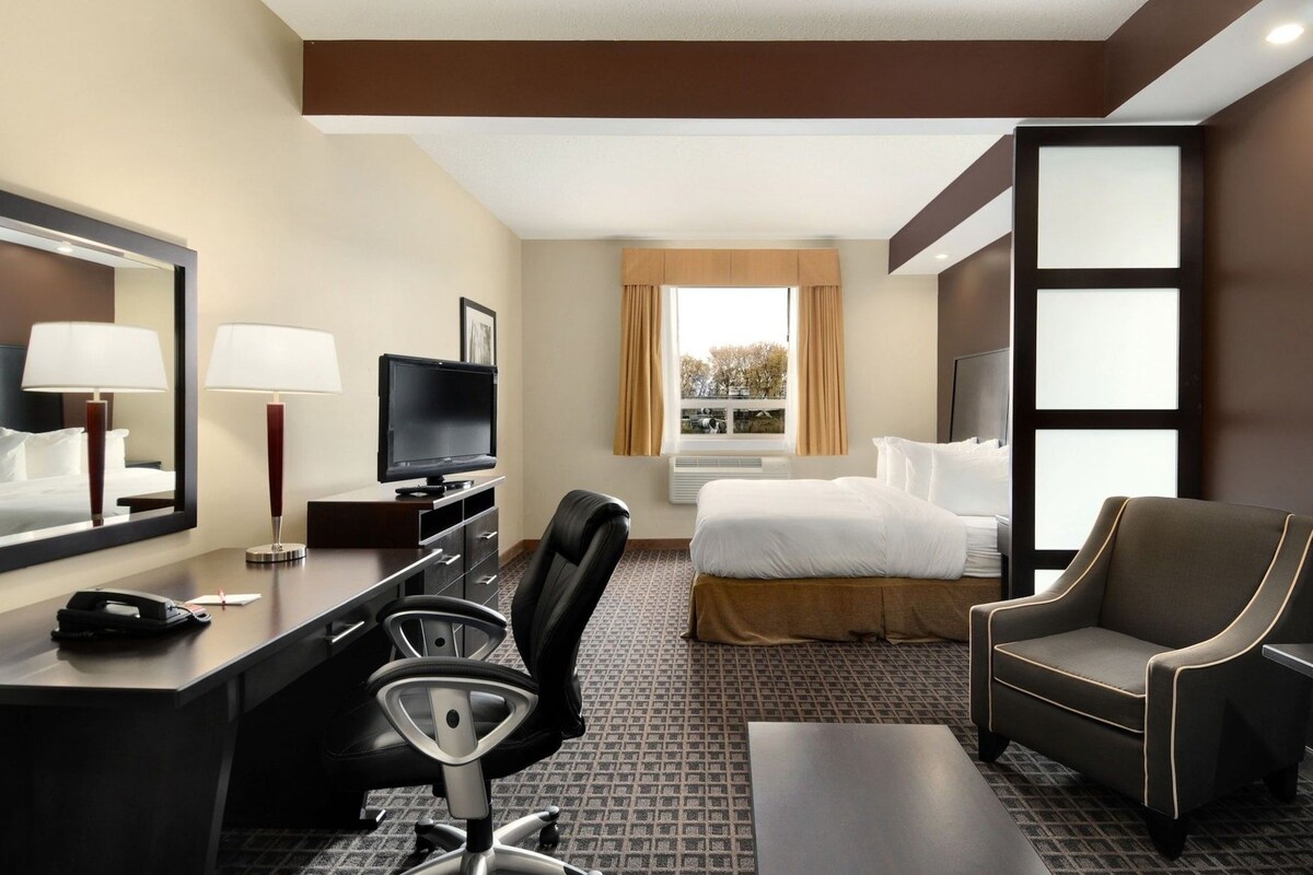 Premium bedding, pillowtop beds, minibar, desk