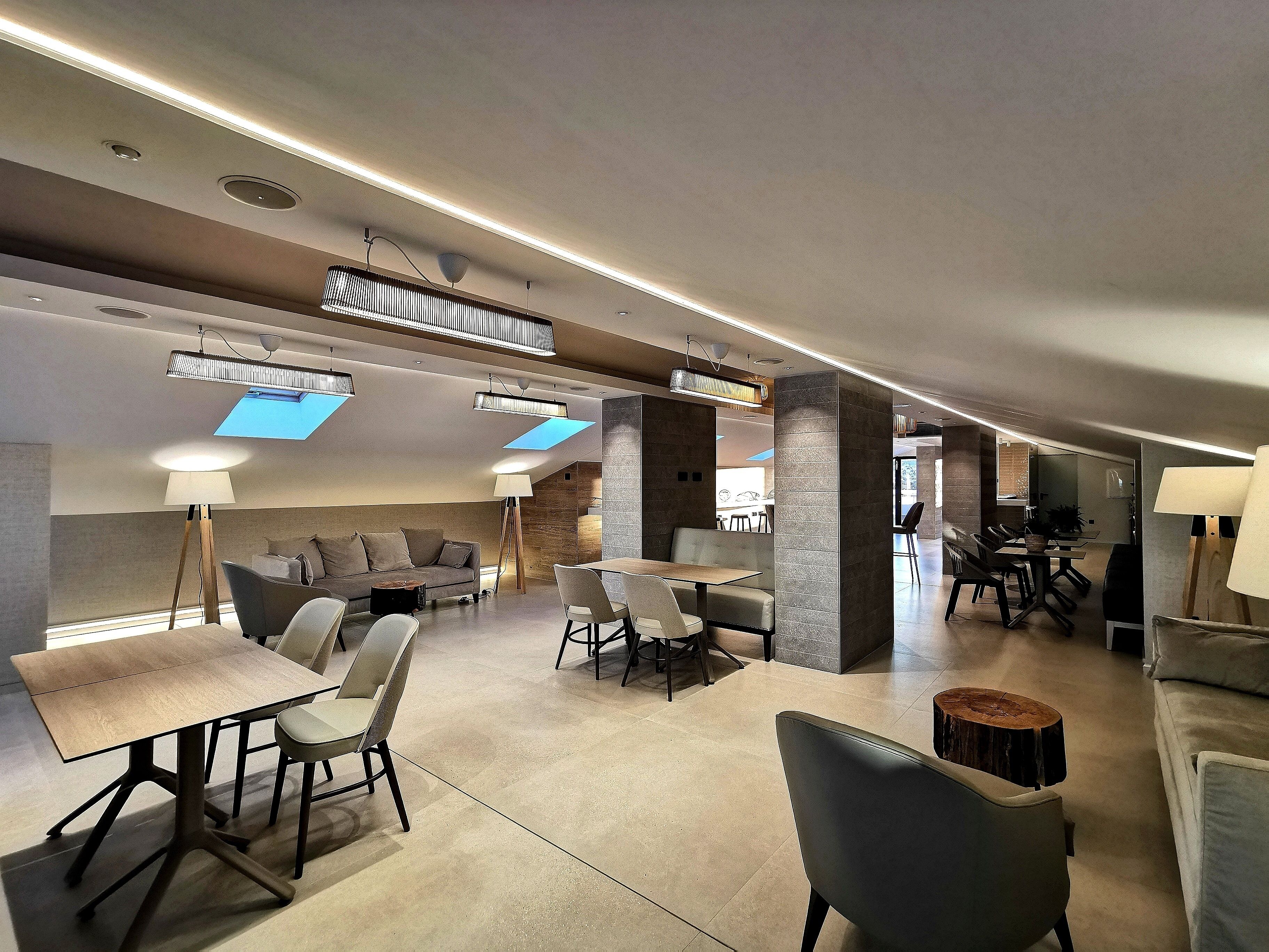 2 bars/lounges, poolside bar