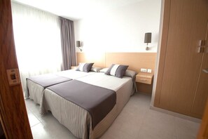 1 bedroom, in-room safe, desk, cots/infant beds - Aparthotel Acuazul (Peniscola)