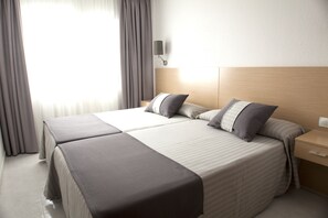 1 chambre, coffre-fort, bureau, lit de bébé (supplément)