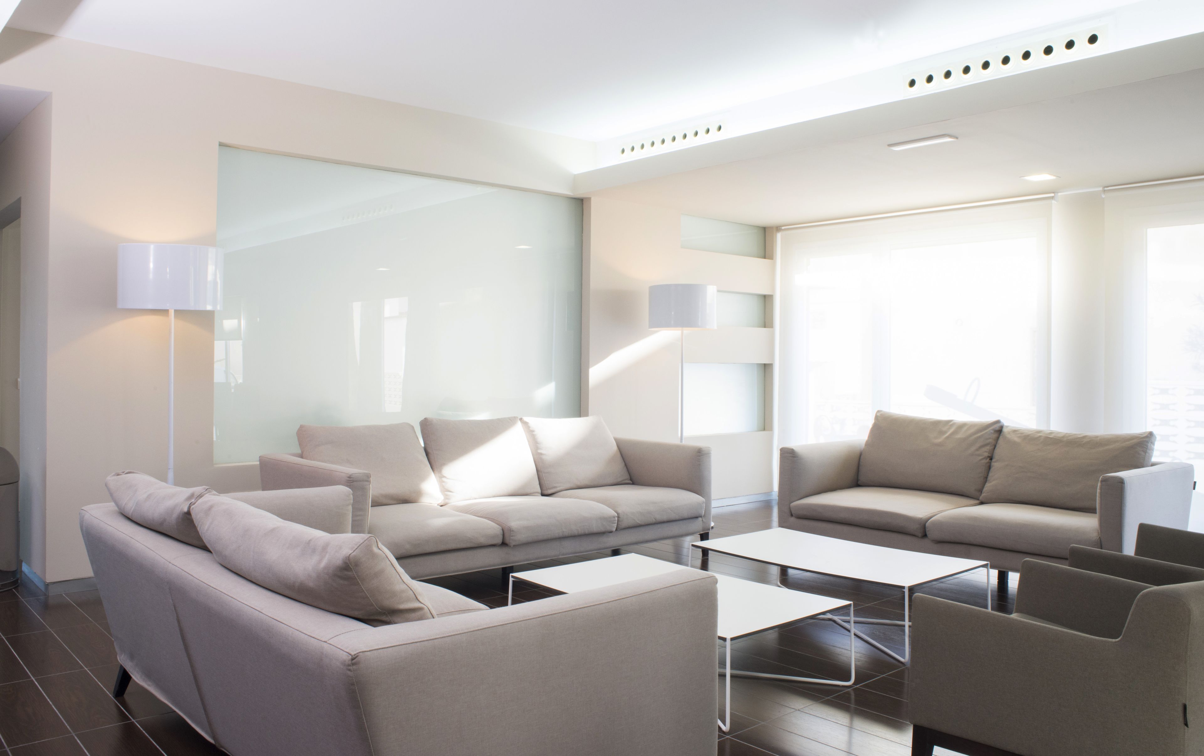 Un salon moderne comprenant un canapé, une table basse et un lampadaire.