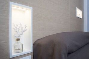 1 habitación, caja de seguridad en la habitación y escritorio 