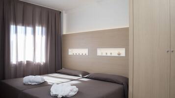 1 slaapkamer, een kluis op de kamer, een bureau