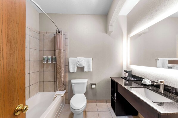Combined shower/bathtub, eco-friendly toiletries, hair dryer, towels - Best Western Halito Inn (Calera)