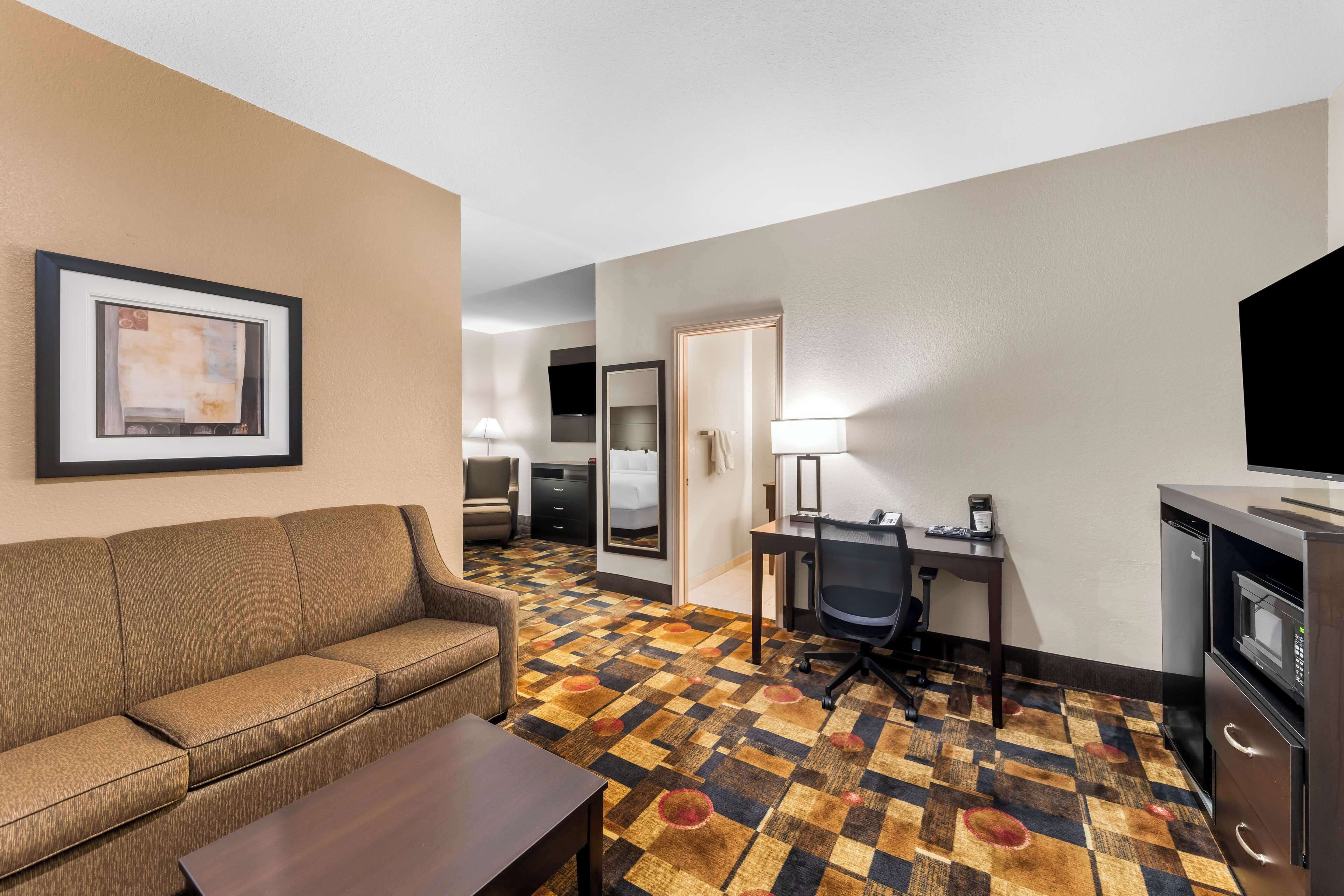 Desk, laptop workspace, iron/ironing board, free WiFi