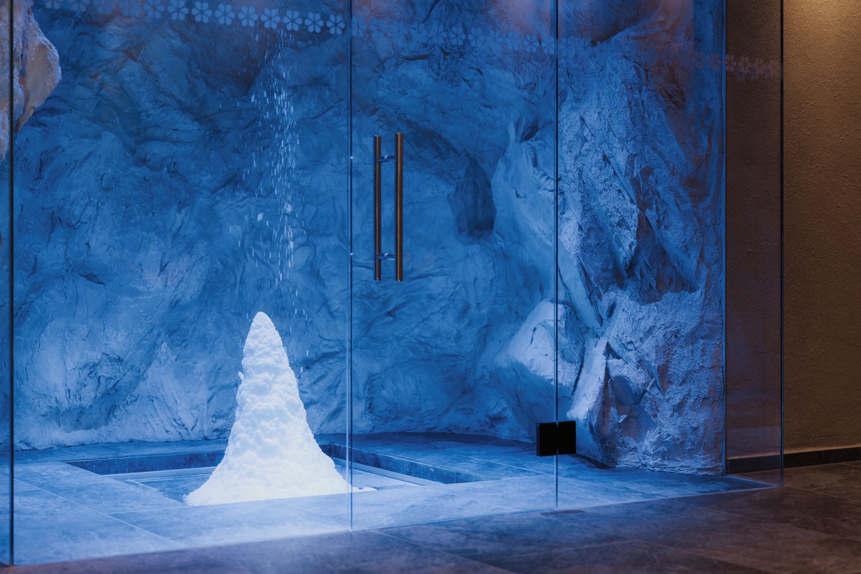 Ein modernes Interieur mit einer großen Eisskulptur und einer Glaswand.