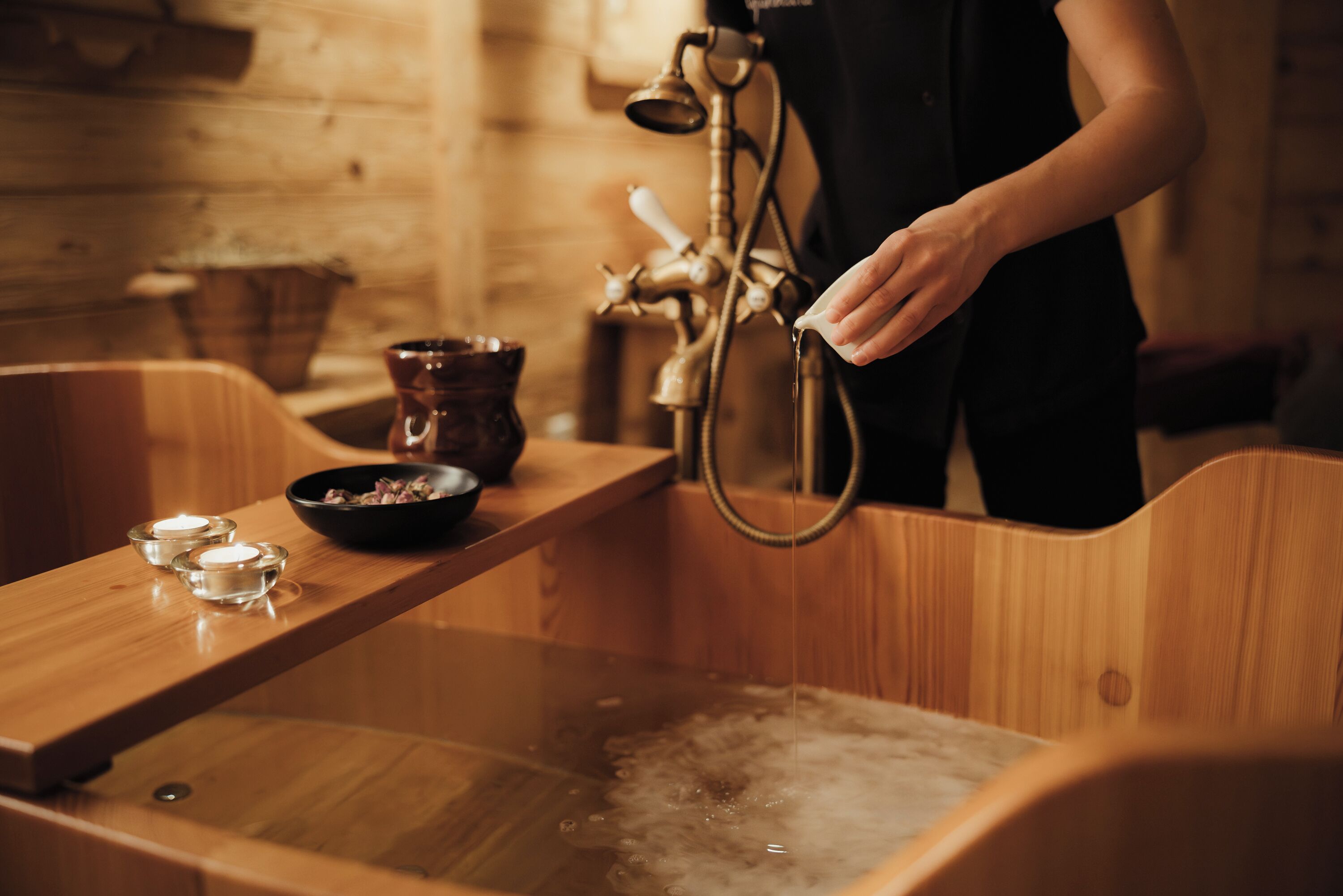 Salas de tratamientos para parejas, sauna, bañera de hidromasaje 