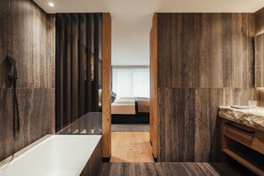 Suite Signature | Baño | Bañera profunda, albornoces, zapatillas y bidé