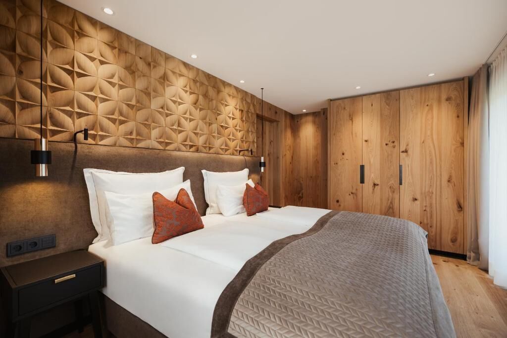 Junior Suite | Hypo-allergenic bedding, down duvets, minibar, in-room safe