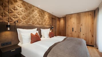 Junior Suite | Hypo-allergenic bedding, down duvets, minibar, in-room safe
