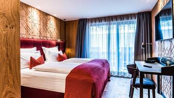 Kamar Double atau Twin Standar | Seprai antialergi, selimut bulu angsa, minibar, dan brankas