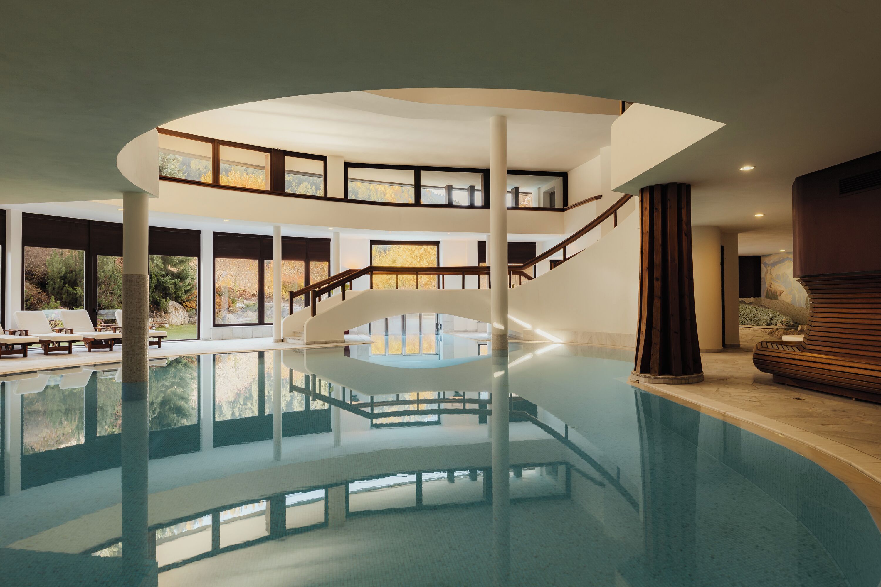 Kolam renang indoor dan kolam renang outdoor