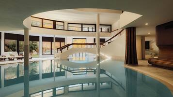 Kolam renang indoor dan kolam renang outdoor