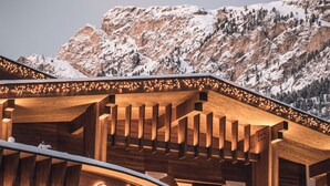 A hotel with a wooden facade and a sign that reads "Granbaita." - Hotel Granbaita Dolomites (Selva di Val Gardena)