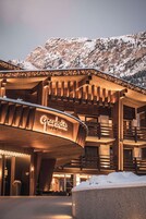 Un hotel con fachada de madera y un letrero que dice "Granbaita".