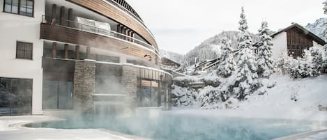Una piscina techada, una piscina al aire libre