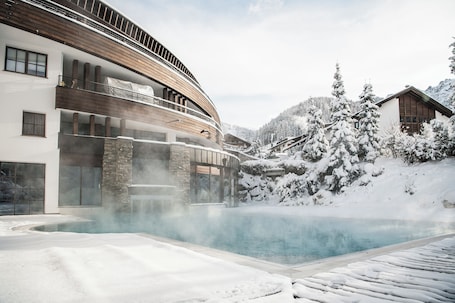 Piscina coperta, piscina all'aperto. Hotel Granbaita Dolomites