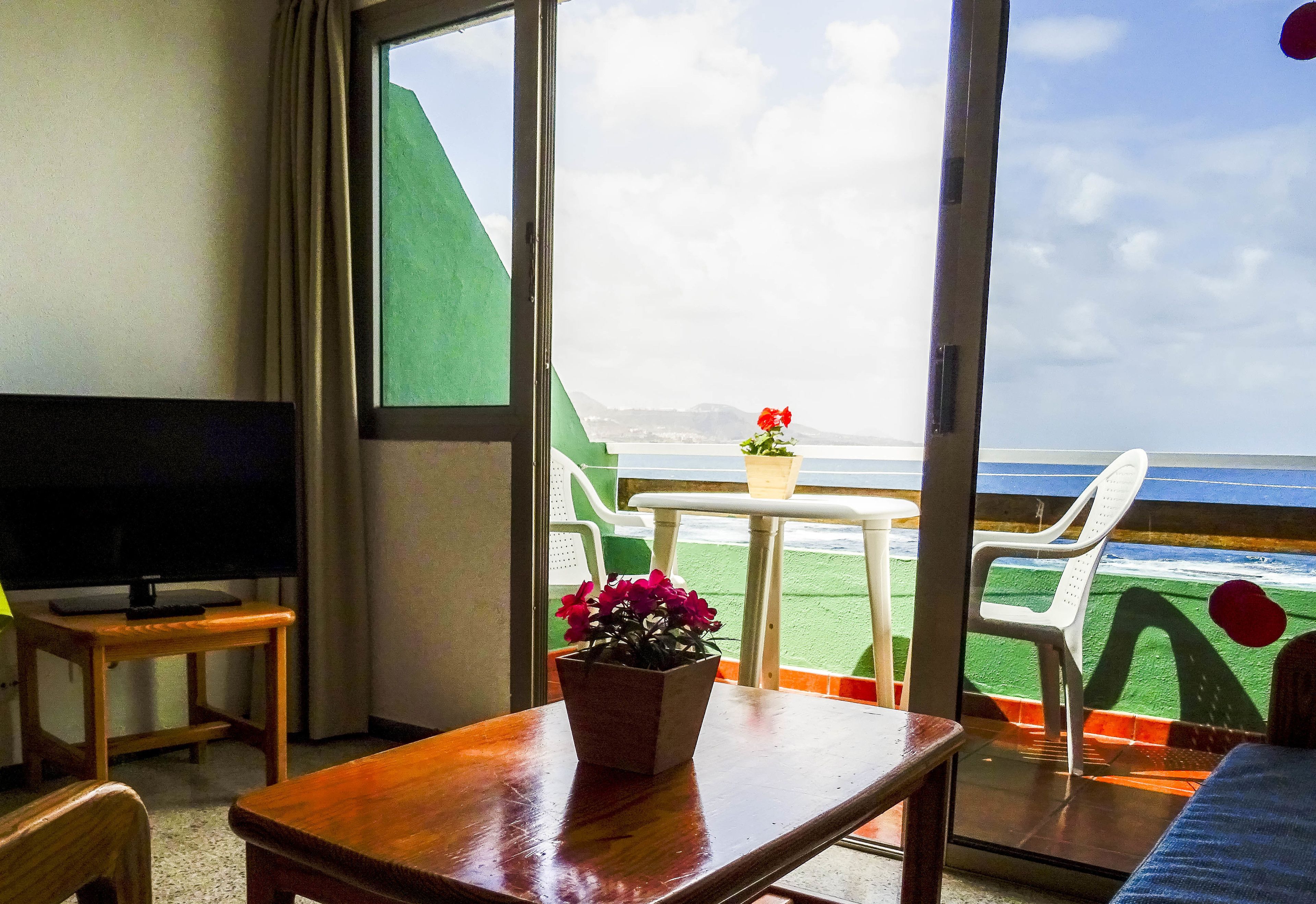 Panoramic-Studio, Terrasse, Meerblick | Wohnzimmer | Fernseher