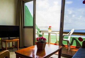 Estudio panorámico, terraza, vistas al mar | Sala de estar | Una televisión