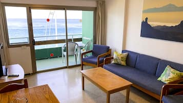 Estudio panorámico, terraza, vistas al mar | Cortinas opacas, tabla de planchar con plancha, cunas gratuitas