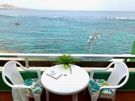 Cortinas opacas, tabla de planchar con plancha, cunas gratuitas