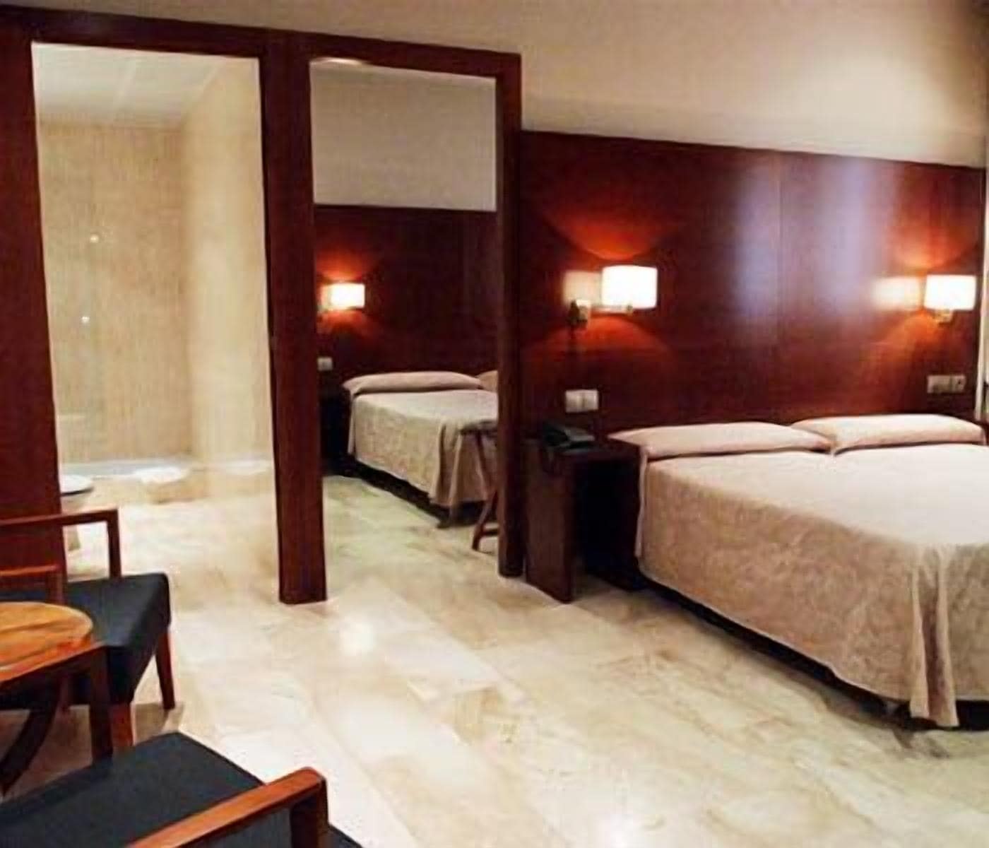 Een kluis op de kamer, een bureau, gratis wifi, beddengoed