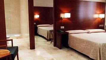 Een kluis op de kamer, een bureau, gratis wifi, beddengoed