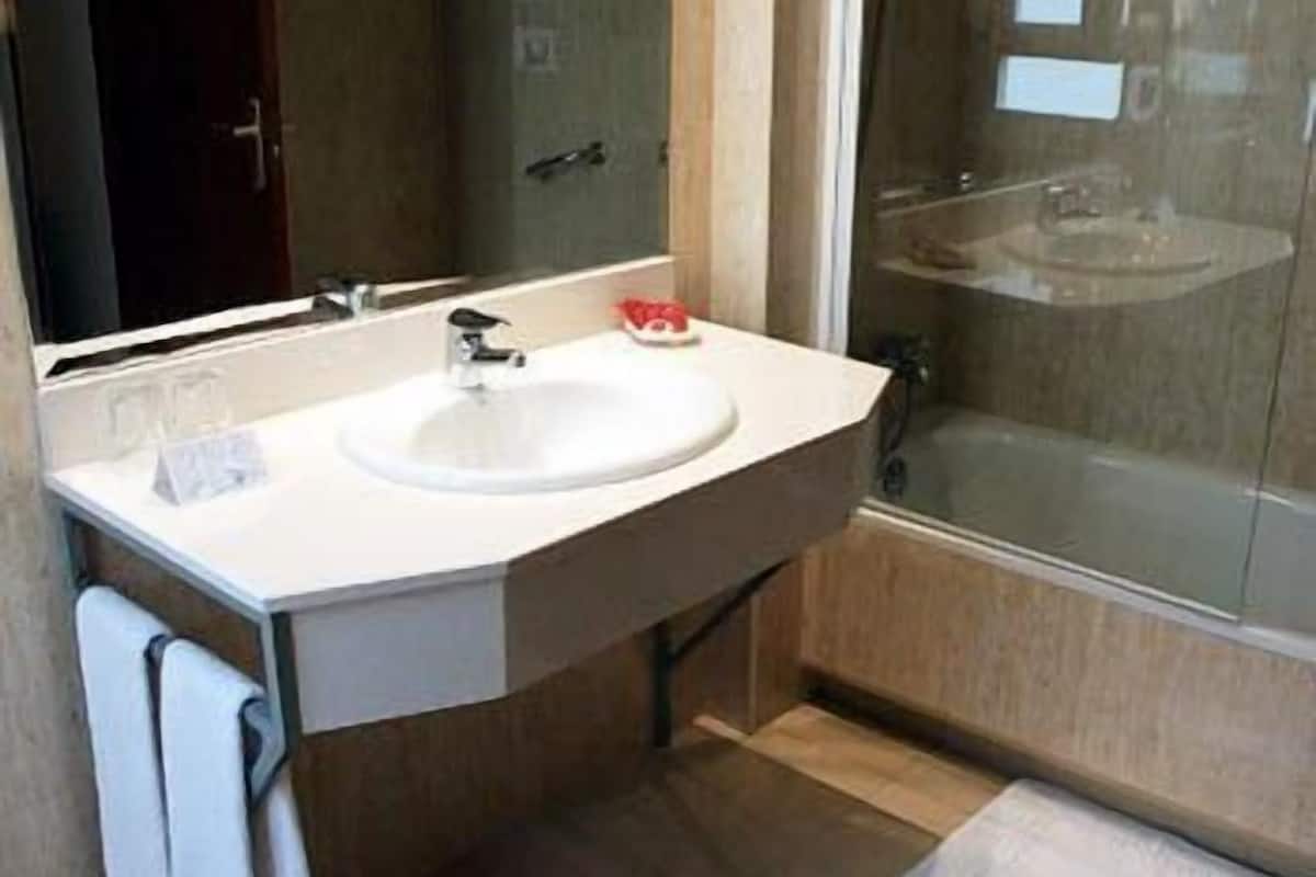 double room | bathroom sink