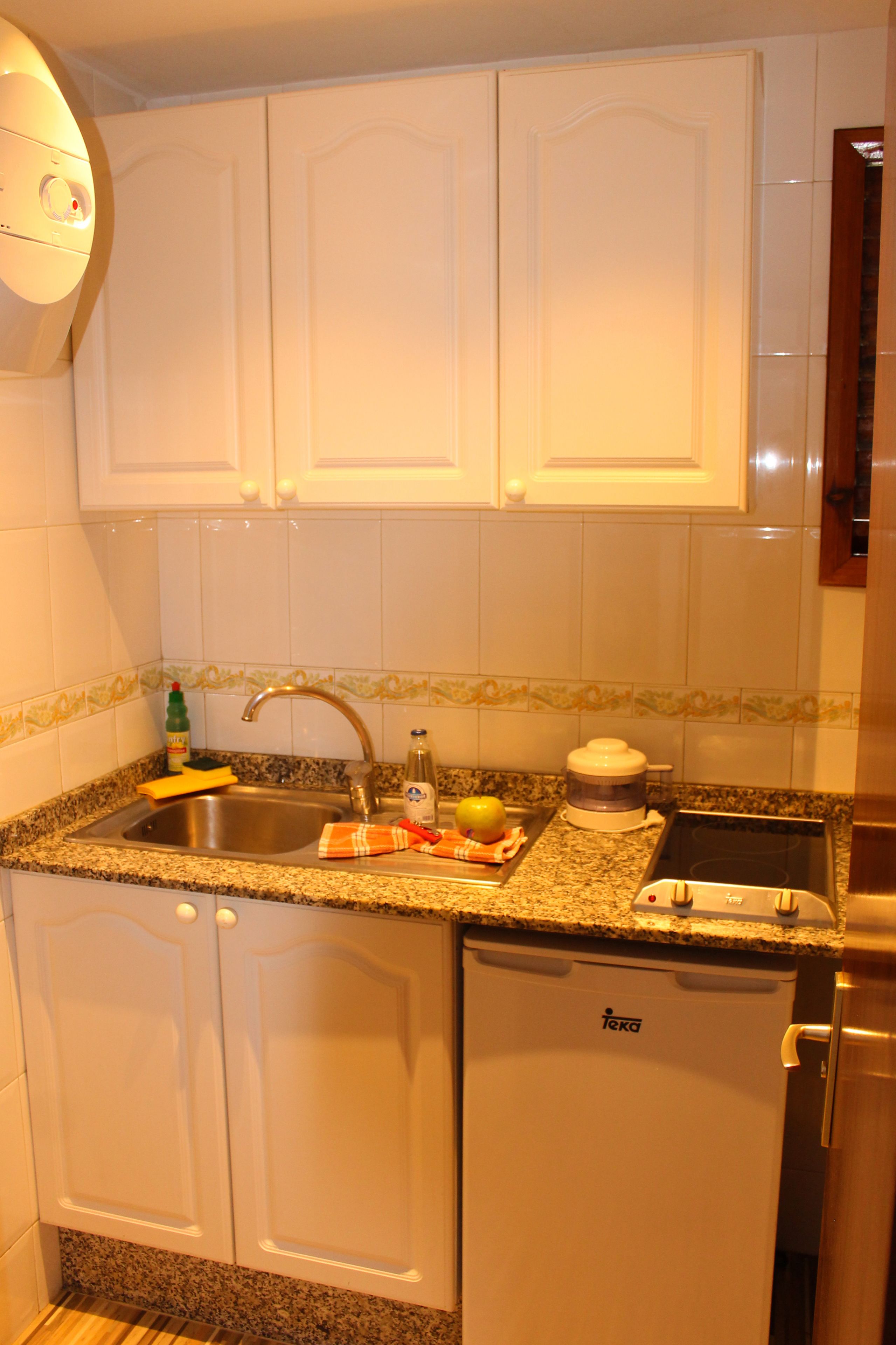 fridge, coffee/tea maker